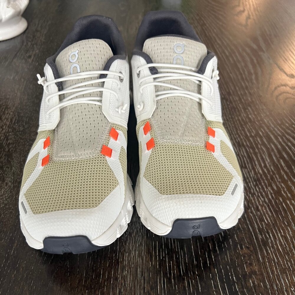 On Clouds Women's Size 9 - image 2